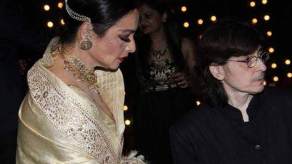 ইয়াসির উসমান নামে এক লেখক রেখার জীবনী নিয়ে বই লিখেছিলেন। তাঁর বইয়েও স্পষ্ট উল্লেখ রয়েছে এই সম্পর্কের কথা। তাঁর কথায়, বাড়ির কোনও পরিচারকই রেখার শোওয়ার ঘরে ঢুকতে পারতেন না। একমাত্র ফরজানা ছাড়া। রেখার ব্যক্তিগত জীবনে যাঁর অবাধ যাতায়াত ছিল। রেখার পারিবারিক ছবিতেও তাঁকে দেখা যায়।