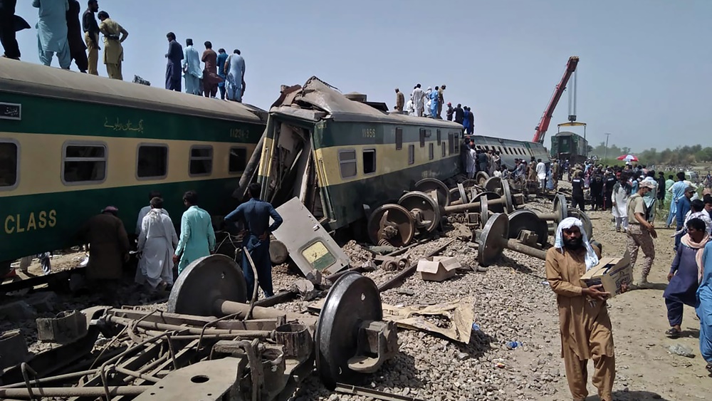 দুর্ঘটনার পর চলছে উদ্ধার কাজ।