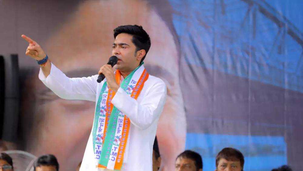 বয়স ৩৩। অথচ এরই মধ্যে রাজ্য রাজনীতি ছেড়ে জাতীয় স্তরের রাজনীতিতে ঢুকে পড়লেন তৃণমূলের দু’বারের সাংসদ অভিষেক। নতুন দায়িত্ব বলছে, আপাতত তাঁর লক্ষ্য একটাই— ২০২৪ সালের লোকসভা নির্বাচন। জাতীয় রাজনীতিতে মোদী-বিরোধী প্রধান বিরোধী মুখ হিসেবে ক্রমশই প্রকট হচ্ছে মমতা বন্দ্যোপাধ্যায়ের নাম। অভিষেকের দায়িত্ব, জাতীয় স্তরে বিভিন্ন রাজ্যে তৃণমূলের ভিত প্রতিষ্ঠা করার। মমতার বার্তা অন্তত ১০টি রাজ্যে পৌঁছে দেওয়ার।