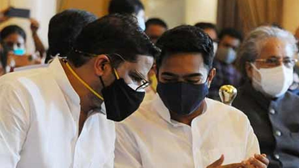 ২০২১-এর বিধানসভা ভোট পশ্চিমবঙ্গের রাজনীতিতে একটি গুরুত্বপূর্ণ অধ্যায়। অভিষেককে সেই অধ্যায়ের সফল উপসংহারের অন্যতম লেখক বলা যায়। মমতার পর তিনিই ছিলেন দলের দ্বিতীয় তারকা প্রচারক। জেলায় জেলায় ঘুরে প্রচার করেছেন। ভোটকৌশলী প্রশান্ত কিশোরকে দলের নিয়ে আসার সিদ্ধান্তও ছিল তাঁরই। তাঁর সেই পরিশ্রম এবং সিদ্ধান্তের ফল পেয়েছে তৃণমূল। তাই জয়ের পর দলে অভিষেকের জন্য যে বড় ধরনের পদোন্নতি অপেক্ষা করছে, সে ব্যাপারে প্রায় নিশ্চিত ছিল তৃণমূলের অন্দরমহল। যদিও সেই পদোন্নতি ঠিক কীরকম বা কতটা, সে ব্যাপারে ধারণা ছিল না কারও। শনিবার তৃণমূলের যুবনেতার পদ থেকে সরাসরি জাতীয় রাজনীতিতে পদার্পণ করলেন তিনি।