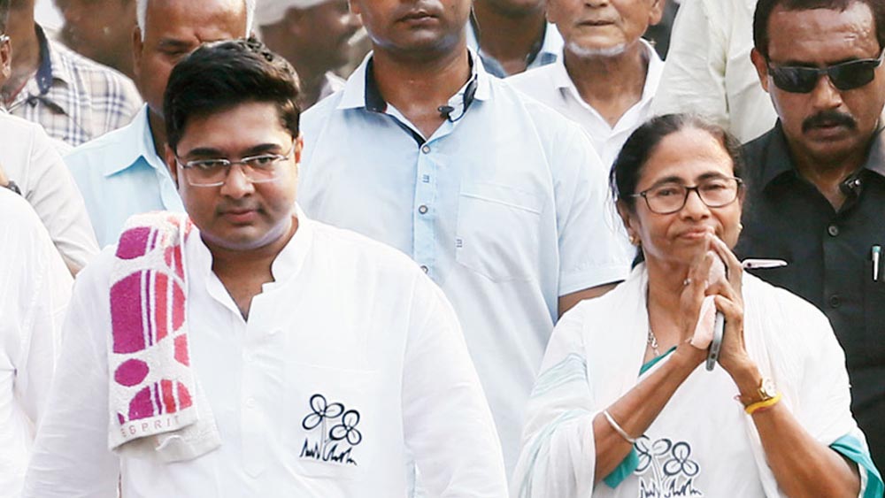 ঠিক ১০ বছর আগে রাজনীতিতে আসা যুবকের এই রাজনৈতিক উত্থান চোখে পড়ার মতোই। যদিও অভিষেকের সমালোচকরা মনে করতেন, সাফল্য তাঁর হাতে তুলে দেওয়া হয়েছে। মমতার জনপ্রিয়তা আর তৃণমূলের অন্য নেতাদের পরিশ্রমকে সহজ ভিত্তি হিসেবে পেয়েছেন অভিষেক। তবে সেই সমালোচনা সদ্যসমাপ্ত বিধানসভা ভোটে সপাটে মাঠের বাইরে ফেলেছেন তিনি। বিধানসভা ভোটে একেবারে সামনের সারিতে দাঁড়িয়ে নেতৃত্ব দিয়েছেন। সরাসরি মোকাবিলা করেছে নরেন্দ্র মোদী-অমিত শাহ জুটির। পরিণত রাজনীতিকের মতো ব্যবহার করেছেন। বক্তৃতা করেছেন তুখড়।