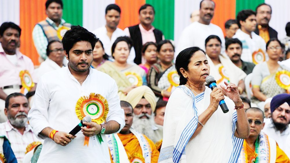 ২০১১ সালও ছিল তৃণমূলের কাছে একটি গুরুত্বপূর্ণ বছর। সে বছরই পশ্চিমবঙ্গের ৩৪ বছরের বামশাসনকে উপড়ে ফেলে বিপুল ভোটে ক্ষমতায় এসেছিল তৃণমূল। মমতা অভিষেকের রাজনৈতিক অভিষেক সে বছরেই। তৃণমূলের যুবশাখার নেতা হিসেবে রাজনৈতির যাত্রা শুরু হয়েছিল অভিষেকের। তৃণমূল যুব কংগ্রেস থাকা সত্ত্বেও তৈরি হয়েছিল ‘তৃণমূল যুবা’ নামে দলের একটি নতুন যুব শাখা। তার প্রধান হিসেবে দায়িত্ব নেন অভিষেক।