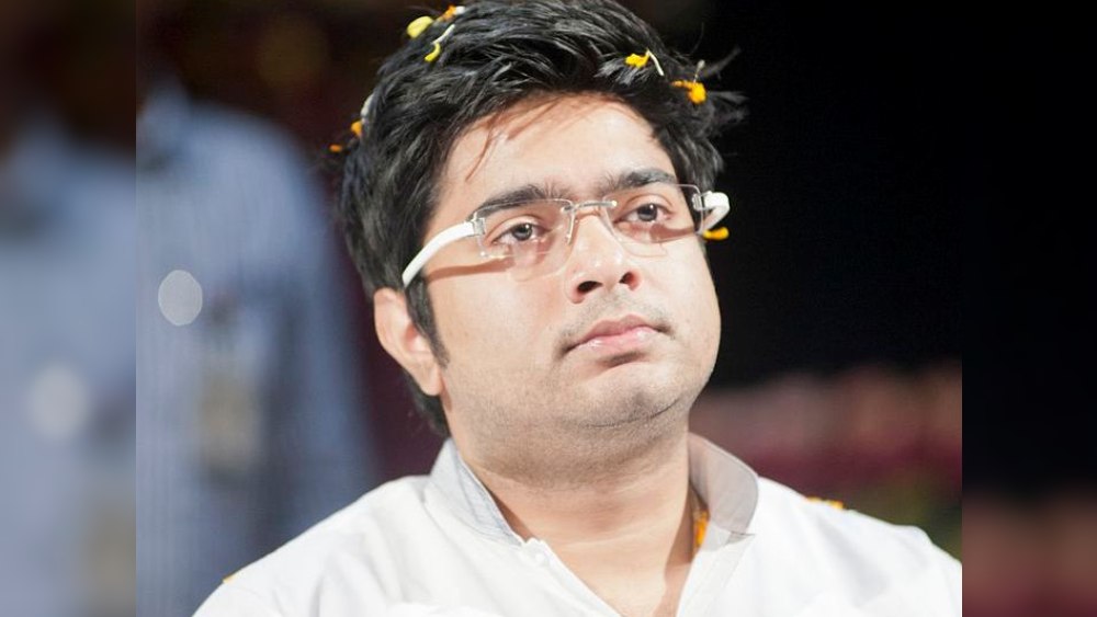 ১৯৮৭ সালের ৭ নভেম্বর কলকাতায় জন্ম অভিষেকের। বাবা অমিত বন্দ্যোপাধ্যায়, মা লতা। মমতার আট ভাইপো-ভাইঝির মধ্যে সবচেয়ে বড় তিনিই। পড়াশোনা প্রথমে নব নালন্দা হাইস্কুলে। পরে কলকাতারই এম পি বিড়লা ফাউন্ডেশন হায়ার সেকেন্ডারি স্কুল থেকে দ্বাদশ উত্তীর্ণ হন তিনি। এরপর মানব সম্পদ এবং বিপণন সংক্রান্ত পড়াশোনা করতে দিল্লি চলে আসেন। ২০০৯ সালে ইন্ডিয়ান ইনস্টিটিউট অফ প্ল্যানিং অ্যান্ড ম্যানেজমেন্ট থেকে এমবিএ করেন অভিষেক। তার পরেও দিল্লিতেই ছিলেন। ২০১১ সালে তাঁকে কলকাতায় ফিরিয়ে আনেন মমতা।