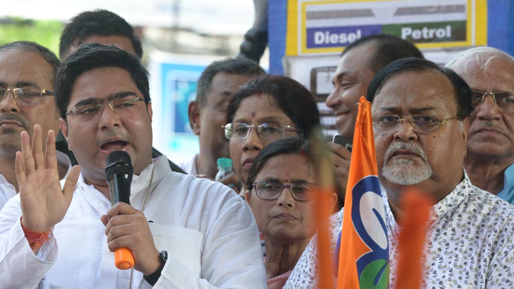 ছাত্র রাজনীতির সঙ্গে কোনও সম্পর্ক ছিল না অভিষেকের। কলেজ জীবনে তো নয়ই, এমনকি, ২০০৬-’০৭ সালে মমতার সিঙ্গুর-নন্দীগ্রাম আন্দোলনেও কোনও ‘সক্রিয়’ ভূমিকা নিতে দেখা যায়নি অভিষেককে। ধর্মতলায় মমতার অনশনে কিংবা সিঙ্গুরের মঞ্চে অবশ্য কয়েকবার দেখা গিয়েছিল তাঁকে। তবে কোনও জনসভায় তাঁকে বক্তৃতা দিতে দেখা যায়নি। এমনকি, কোনও জনসভার আয়োজন করতেও দেখা যায়নি। মমতার নন্দীগ্রাম আন্দোলনের ‘মুখ’ তখন তৃণমূলের তৎকালীন যুবনেতা শুভেন্দু অধিকারী।