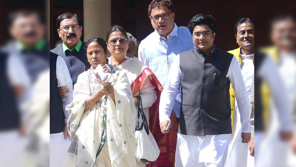 মাত্র ২৬ বছর বয়সে ২০১৪ সালের লোকসভা নির্বাচনে ডায়মণ্ড হারবার লোকসভা কেন্দ্রে তৃণমূলের প্রার্থী হন অভিষেক। দক্ষিণ ২৪ পরগনায় তখন পার্টি মেশিনারির দায়িত্বে শোভন চট্টোপাধ্যায়। সেখানে রীতিমতো পোক্ত ভিত তাঁর। অভিষেককে জেতাতে পুরোদমে মাঠে নামেন শোভন। ফলও মেলে। সিপিআইএম-এর আব্দুল হাসনত খানকে হারিয়ে লোকসভার কনিষ্ঠতম সাংসদ হন অভিষেক।  