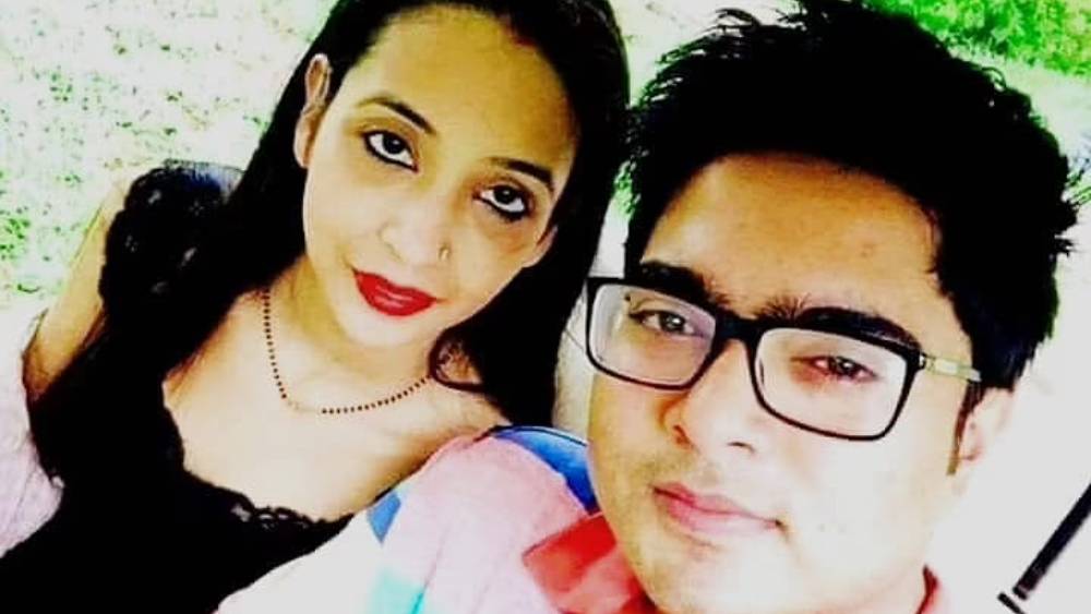 সেই শুরু। তার পর থেকে আর ফিরে তাকাতে হয়নি অভিষেককে। দলে শুধুই উত্থান হয়েছে তাঁর। এরই মধ্যে কলেজজীবনের প্রেমিকা রুজিরাকে বিয়ে করেন অভিষেক। ২০১২ সালের ফেব্রুয়ারিতে দিল্লিতে হয়েছিল সেই বিয়ের অনুষ্ঠান। 