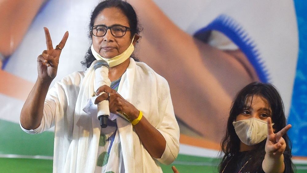 ২০১৩ সালের অভিষেক-রুজিরার প্রথম সন্তান, কন্যা আজানিয়ার জন্ম। নাম রেখেছিলেন মমতা নিজেই। ঘনিষ্ঠ মহলে মমতা বলেওছিলেন, আজানিয়ার মধ্যে তাঁর মা গায়ত্রী দেবীই ফিরে এসেছেন। সাংসদ হয়ে ধীরে ধীরে রাজনীতিতে দড় হতে শুরু করেন অভিষেক।