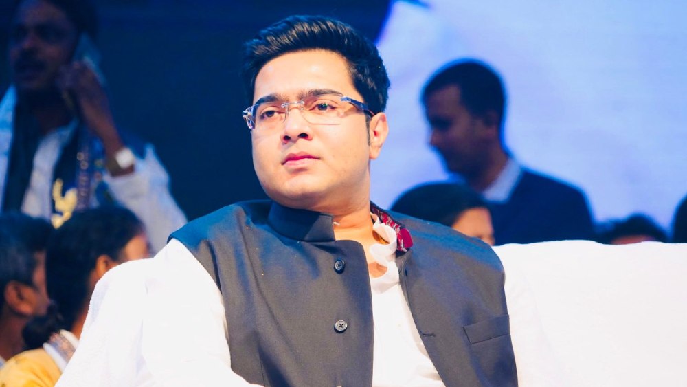 দলের অঘোষিত দু’নম্বর হিসেবে অভিষেকের আত্মপ্রকাশ ২০১৯ এর লোকসভা নির্বাচনের পর। ওই ভোটে বিজেপি-র উত্থানের পর ২০২১-এর বিধানসভা ভোটে সতর্ক হয় তৃণমূল। ভোটকৌশলী প্রশান্ত কিশোরকে নিয়ে আসেন অভিষেক। অভিষেক-পিকে জুটিই ছিল ২০২১ সালের বিধানসভা ভোটে তৃণমূলের অন্যতম চালিকাশক্তি। টানা পরিশ্রম করেন অভিষেক। প্রাথী নির্বাচনেও তাঁর ভূমিকা ছিল বড়সড়। মূলত মমতা এবং অভিষেকের উপর ভর করেই বিজেপি-কে পর্যুদস্ত করে তৃণমূল। অতঃপর দলের মূল সংগঠনে মমতার পরেই সর্বোচ্চ পদে বসানো হয়েছে অভিষেককে। তৃণমূলে একদা তাঁর সমালোচকরাও মেনে নিচ্ছেন, এই দায়িত্ব এবং সম্মান অভিষেকের প্রাপ্যই ছিল। 