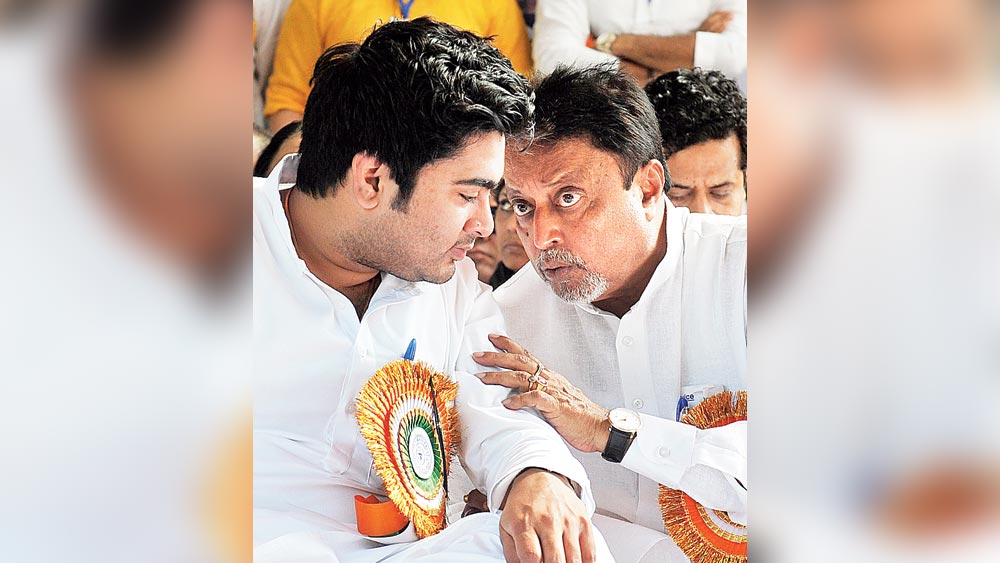 তবে প্রভাব, পদ, প্রতিপত্তির হাত ধরেই আসে অসূয়া। মমতার ভাইপো অভিষেকের উত্থান নিয়ে তাই দলের অন্দরে আড়ালে-আবডালে পরিবারতন্ত্রের প্রসঙ্গ টেনে সমালোচনা শুরু হয়। তৃণমূলের গুরুত্বপূর্ণ কিছু নেতারও তখন মনে মনে অভিষেককে মেনে নিতে কষ্ট হতে শুরু করেছে। তাঁদের মধ্যে এক নম্বরে মুকুল রায়।  