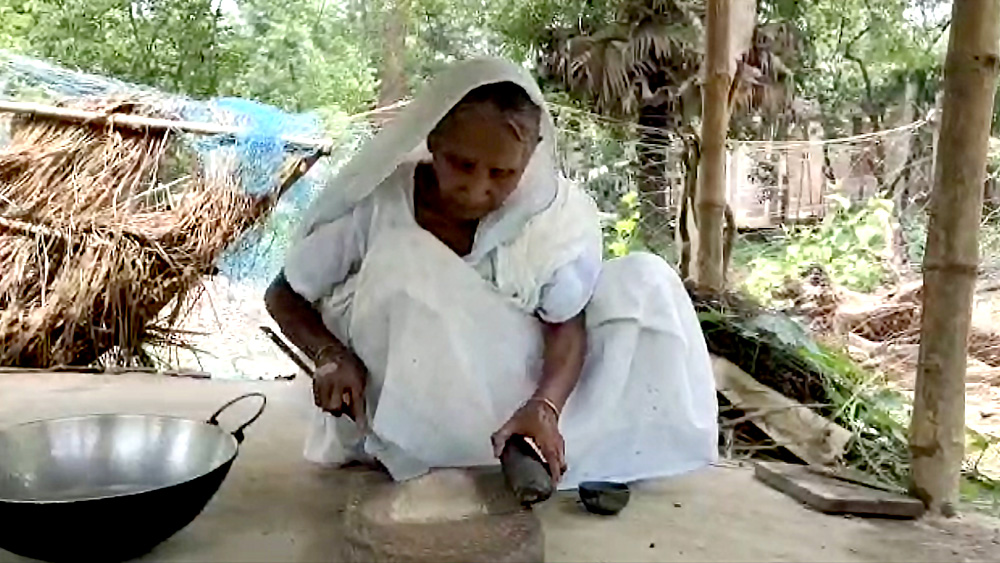 A woman of Birbhum, 80 years old has become a famous cook on youtube dgtld