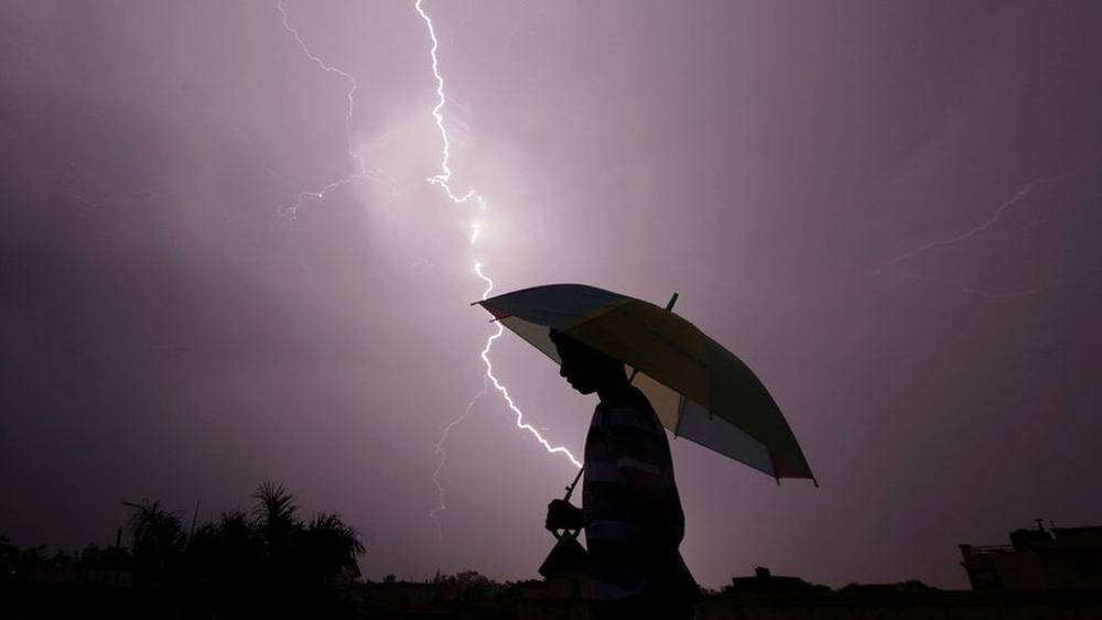 মূলত ‘ক্লাউড টু গ্রাউন্ড লাইটেনিং’ বা মেঘ থেকে মাটিতে নেমে আসা বজ্রপাতের কারণে মানুষের প্রাণ যায়। 