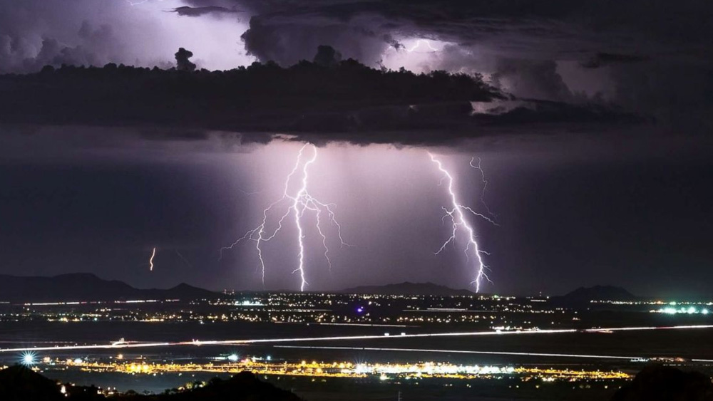 আবহাওয়ার উপর মানুষের নিয়ন্ত্রণ না থাকলেও বাজ পড়ার সময় কিছু সাবধানতা অবলম্বন করাই শ্রেয় বলেই বিশেষজ্ঞদের মত। 