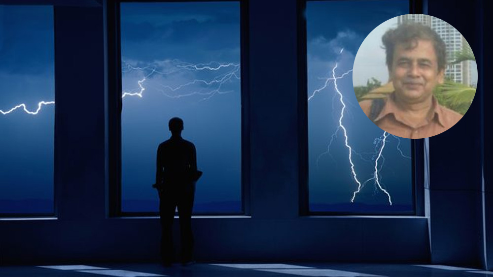 কলকাতা বিশ্ববিদ্যালয়ের অ্যাটমোসফেরিক সায়েন্সের অধ্যাপক সুব্রত মিদ্যা জানাচ্ছেন, ‘‘বাজ পড়ার সময় অনেকেই বাড়ির বাইরে বা মাঠে থাকেন। এ ক্ষেত্রে বাড়ি বা কাছাকাছি কোনও ঘরে আশ্রয় নেওয়া সবচেয়ে নিরাপদ।’’ কিন্তু তা না পাওয়া গেলে কিছু সাবধানতা অবলম্বন করা যেতে পারে। 