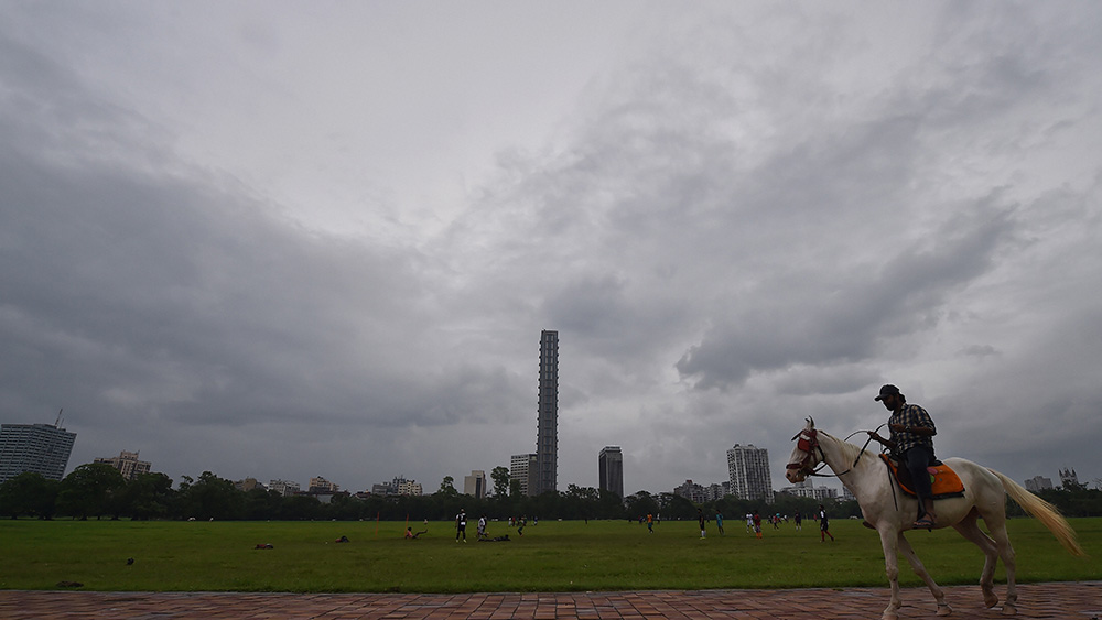মার্চ,  এপ্রিল,  মে এবং জুন মাসে বর্ষা আসার আগে বাজ পড়ে বেশি। এই সময়ে আবহাওয়া দফতরের সতর্কবার্তার প্রতি খেয়াল রাখা দরকার।