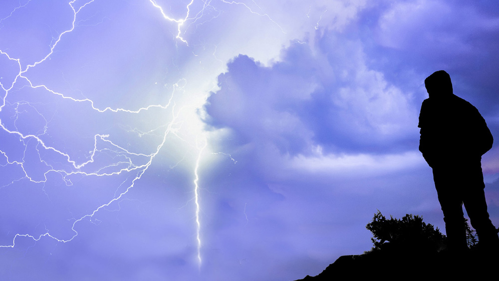 খোলা জায়গায় থাকলে, বাজ পড়ার সময় যতটা সম্ভব নিজেকে সঙ্কুচিত করে বা কুঁজো হয়ে মাটিতে বসে পড়লে রক্ষা পাওয়া সম্ভব।