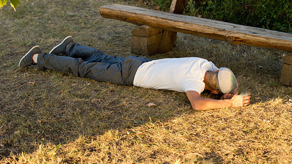 না শুয়ে যতটা সমম্ভব নীচু হয়ে মাটির কাছাকাছি থাকলেও বাজের কবল থেকে রক্ষা পাওয়া যেতে পারে।