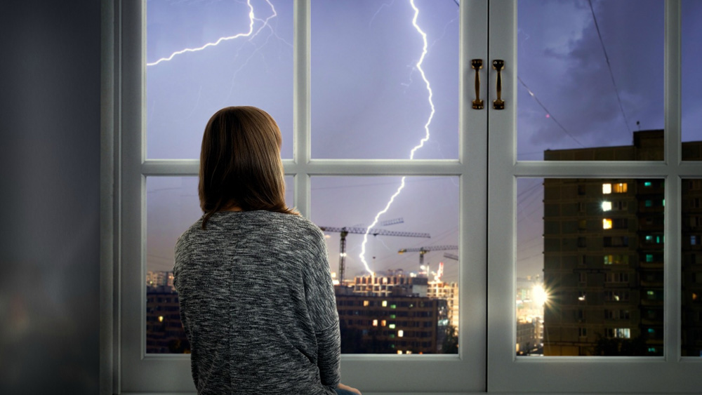 ছাদযুক্ত চার দেওয়ালের ঘর এ ক্ষেত্রে সবচেয়ে নিরাপদ আশ্রয়। ঘরে থাকলে বাজ থেকে বাঁচার সম্ভাবনা বেশি। 