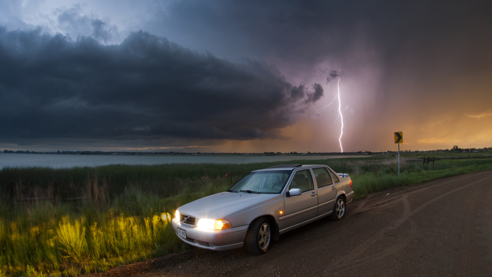 বজ্রপাতের সময় গাড়ি মধ্যে থাকাও সম্পূর্ণ নিরাপদ নয়।