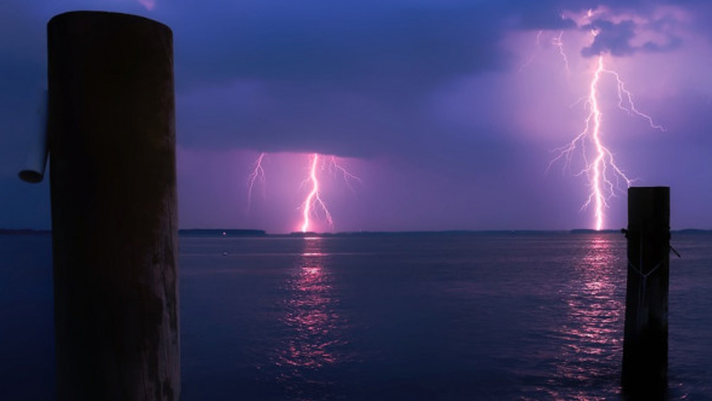 বাজ পড়ার সময়ে কিছুতেই জলে বা পুকুরে থাকবেন না।  