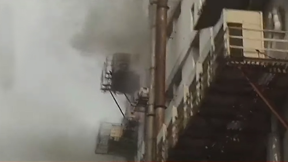 পার্ক স্ট্রিটের এপিজে  হাউসে বড় আগুন,  পৌঁছল ল্যাডার, দমকলের  ১২ ইঞ্জিন ঘটনাস্থলে