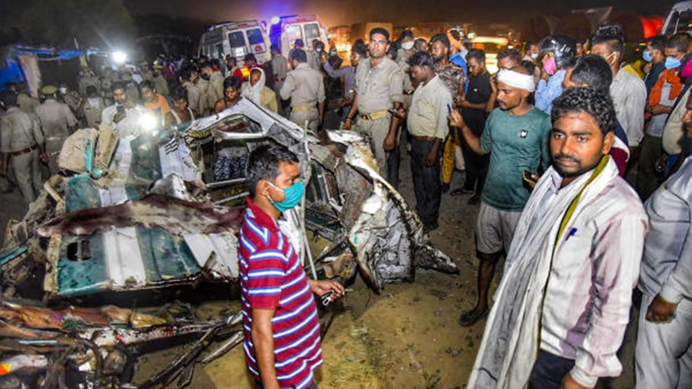 দুর্ঘটনাস্থলে স্থানীয়রা।