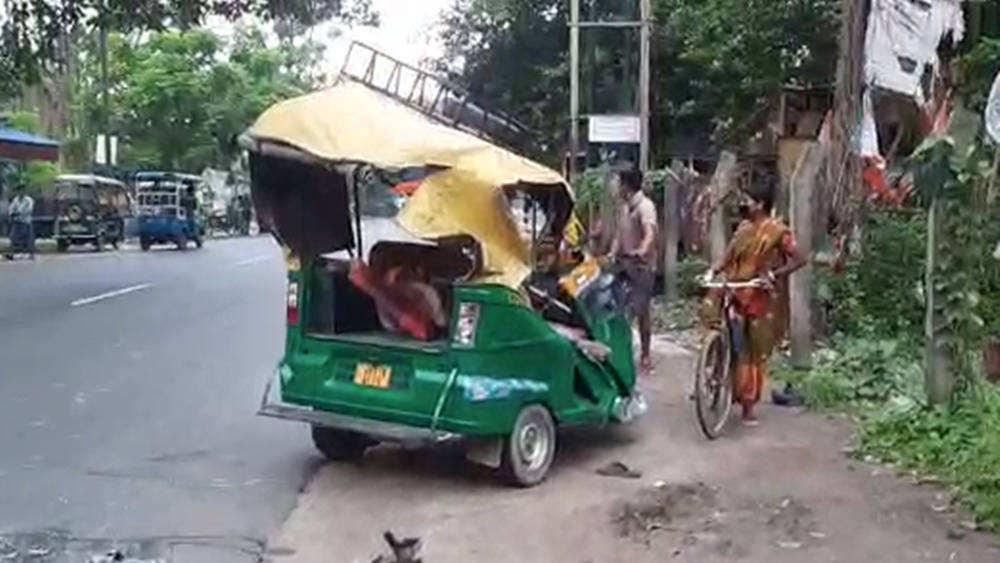 দুর্ঘটনাগ্রস্ত অটো।