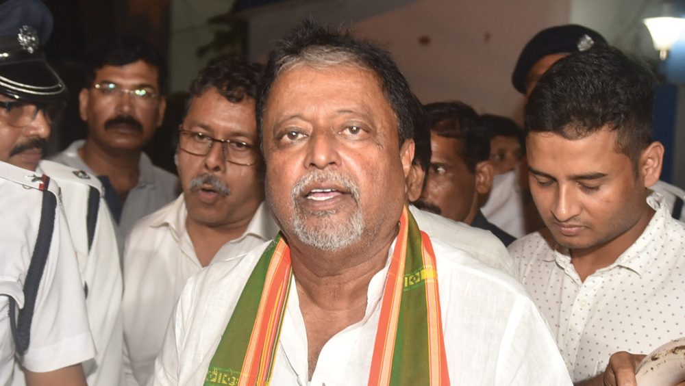 অনুগামীদের সঙ্গে মুকুল রায়।