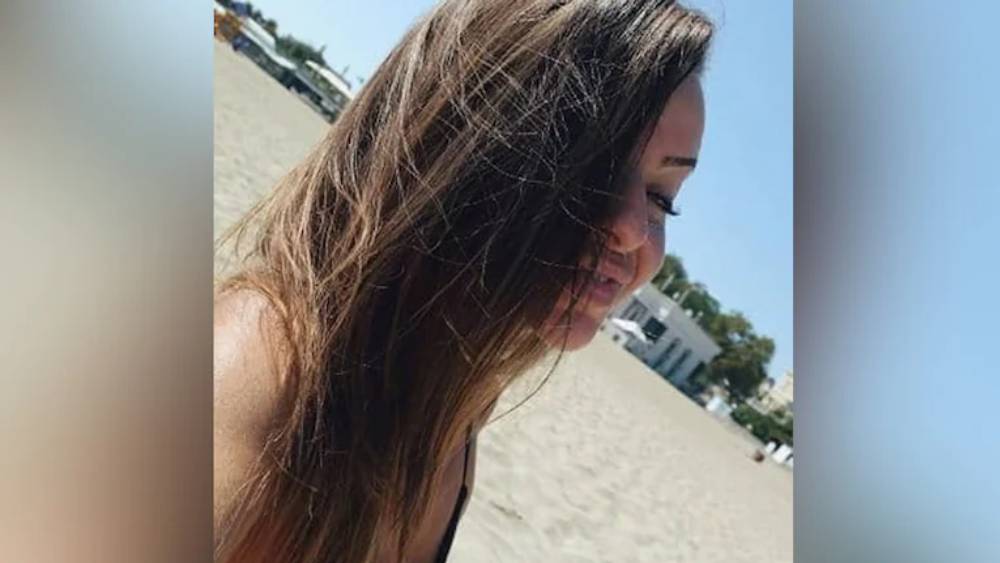 টুইটারেও বারবারার রহস্যময় উপস্থিতি। প্রোফাইল ছবির মুখের অধিকাংশই ঢাকা চুলে। ২০১২ সাল থেকে টুইটারে থাকলেও গত ন’বছরে একটি মাত্র টুইট করেছেন তিনি। সেই টুইটও একটি খবর। মূল্যবান একটি ছবি কিনে তার পর সেটি পুড়িয়ে ফেলার ব্যাপারে। টুইটারে তাঁর অনুগামী মাত্র ১১ জন। তবে এর মধ্যে ১ জন ছাড়া বাকি সকলেই ভারতীয়।