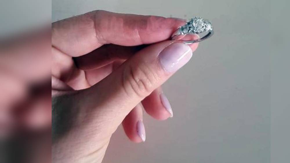 বারবারা ওই সংবাদ মাধ্যমকে জানান, মেহুল তাঁকে একটি হিরের আংটি এবং ব্রেসলেট উপহার হিসেবে দিয়েছিলেন। দিন কয়েক আগে যখন তিনি মেহুলের বিষয়ে জানতে পারেন, তখন ওই আংটি এবং ব্রেসলেট দোকানে নিয়ে গিয়ে পরখ করান তিনি। তাঁকে জানানো হয়, দু’টিই খুব ভাল জাতের নকল হিরে। 