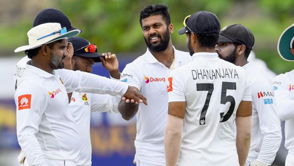 একদমই না। শ্রীলঙ্কা বোর্ডে গ্রেড এ-তে থাকা ক্রিকেটাররা ৫৮ লক্ষ টাকা পান। টেস্ট খেলার জন্য ম্যাচ প্রতি সাড়ে ৫ লক্ষ টাকা দেওয়া হয়। এক দিনের ক্রিকেট খেলার জন্য ৪ লক্ষ টাকা এবং টি২০ খেলার জন্য আড়াই লক্ষ টাকা পান ক্রিকেটাররা। এ ছাড়াও শতরান এবং ৫ বা ১০ উইকেট নেওয়ার জন্য আলাদা বোনাস পান শ্রীলঙ্কার ক্রিকেটাররা।