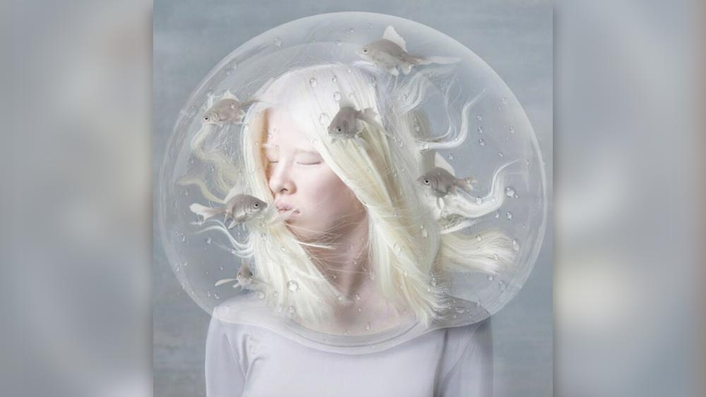 এই রোগে আক্রান্ত হুয়েইয়ের দৃষ্টিশক্তিও মাত্র ১০ শতাংশ। বেশি আলো সহ্য করতে পারেন না তিনি। তবু সেজেগুজে ক্যামেরার সামনে দাঁড়ানোয় তাঁর জুড়ি নেই। 