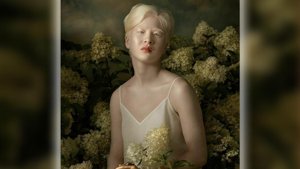 চিনা ভাষায় তাঁর নামের মানে হিম সুন্দরী। ভোগ-এর মডেল হুয়েই অ্যাবিং আক্ষরিক অর্থেই তাই। 