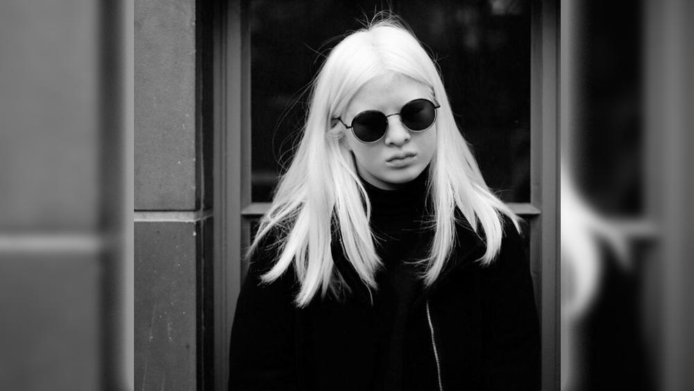 তিন বছর বয়সে তাঁকে দত্তক নেন নেদারল্যান্ডসের এক মহিলা। নতুন মা এবং বোনের সঙ্গে চিন থেকে নেদারল্যান্ডসে চলে আসেন হুয়েই।