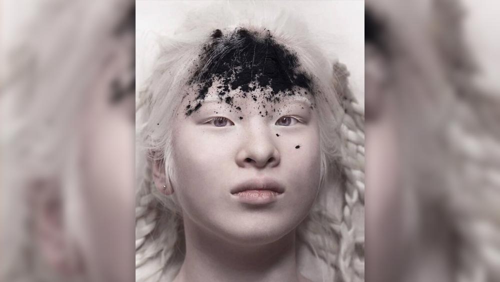 জন্মের পরই হুয়েইকে অনাথালয়ে ছেড়ে এসেছিলেন তাঁর বাবা-মা। হুয়েই নামকরণ করেন সেই অনাথালয়ের এক কর্মী। চিনে ‘হু’ শব্দের অর্থ বরফ। আর ‘ই’ মানে সুন্দর। হুয়েই মনে করেন, এর থেকে ভাল নাম তাঁর আর হতেই পারত না। 