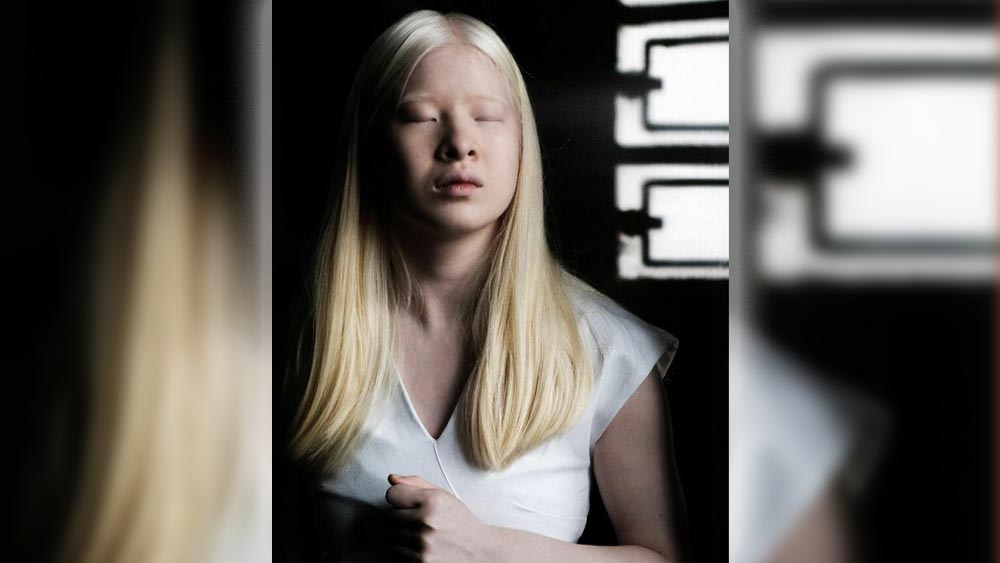 ঘটনাচক্রেই মডেলিংয়ে আসেন হুয়েই। হংকংয়ের এক ডিজাইনারের সঙ্গে জানাশোনা ছিল তাঁর মায়ের। সেই ডিজাইনার ‘পারফেক্ট ইমপারফেকশন’ নামে একটি ফ্যাশন শোয়ের আয়োজন করেন। তথাকথিত কিছু শারীরিক অস্বাভাবিকত্ব সত্ত্বেও কী ভাবে ফ্যাশনকে ভালবাসা যায়, তা নিয়েই ফ্যাশন শো। 