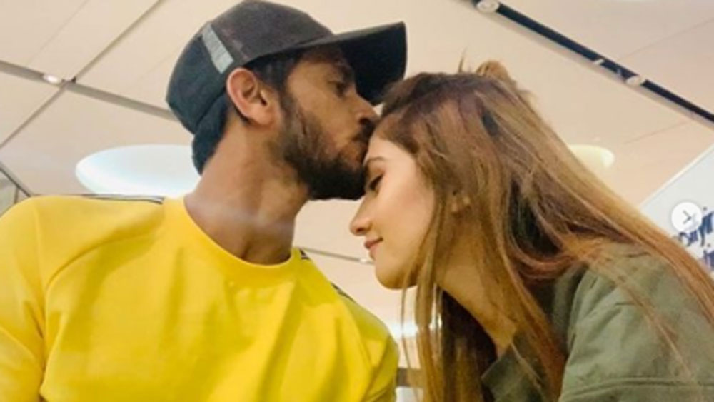 ১ বছরের বন্ধুত্ব এবং প্রেমের পরই তাঁরা নিজেদের পরিবারকে এই সম্পর্কের কথা জানান। যদিও সীমান্তের দু’পাড়ের দুই পরিবার কী ভাবে বিষয়টি নেবে তা নিয়ে যথেষ্ট ধন্দ্বে ছিলেন দু’জনেই।