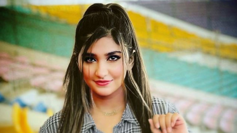 যে গতিতে মাঠে বল করেন, সেই গতিতে স্ত্রীর ‘মন ঘোরাতে’ পারছেন না! গত ২ বছর ধরেও বিরাট কোহলীর উপর থেকে স্ত্রীর নজর কিছুতেই নিজের দিকে ঘুরিয়ে আনতে পারছেন না পাক পেসার হাসান আলি!