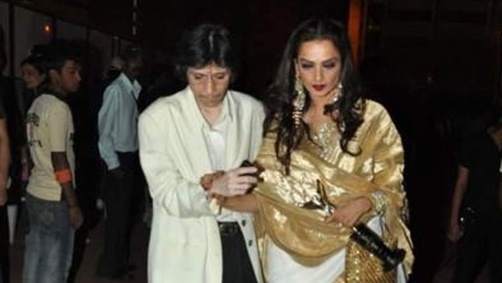 ইন্ডাস্ট্রিতে গুঞ্জন, রেখা এবং মুকেশের মেলামেশার মধ্যে ক্রমে অন্তরায় হয়ে দাঁড়ান ফরজানা। বিয়ের মাস খানেক পর থেকেই দু’জনের সম্পর্কে চিড় ধরতে শুরু করে। এর মধ্যে একটি ছবির শ্যুটিংয়ের জন্য নিউ ইয়র্ক যান রেখা। তাঁর নিউ ইয়র্ক সফরের মধ্যেই বিয়ের মাত্র ৭ মাসের মধ্যে গলায় ফাঁস লাগিয়ে আত্মহত্যা করেন মুকেশ।