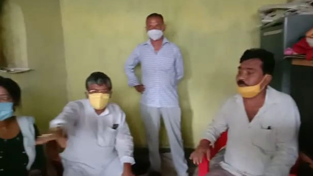 সেই কার্যালয়ে তৃণমূল বিধায়ক অসিত মজুমদার। নিজস্ব চিত্র।