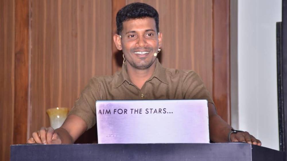 প্রথাগত ডিগ্রি নেই, অথচ ম্যানেজমেন্ট স্কুল-কলেজে পড়ুয়ারা মুখিয়ে থাকেন তাঁর কথা শুনবেন বলে।