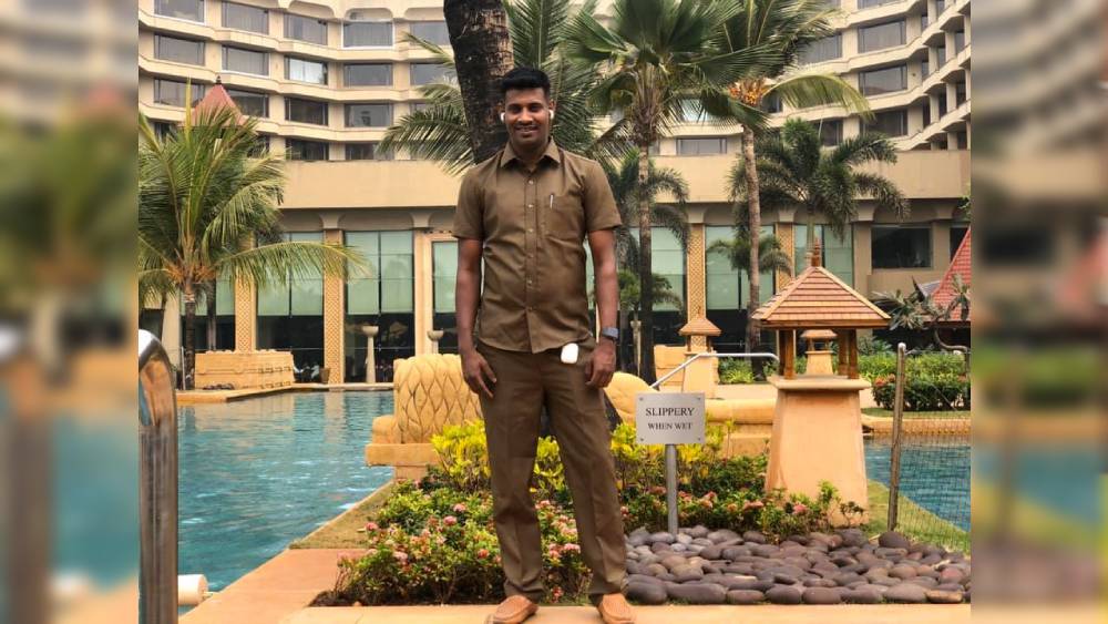 কর্পোরেট সংস্থাগুলি মনে করে, গ্রাহককে কী ভাবে সন্তুষ্ট রাখতে হয় তার সেরা মন্ত্র জানা আছে চেন্নাইয়ের এই অটোচালকের। ডাক পেলেই অটো চালানোর পোশাকটি গায়ে চাপিয়ে হাজির হয়ে যান আন্না।