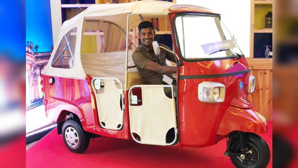 চেন্নাইয়ের মহাবলীপুরম রোডে অটো চালান আন্না। যাত্রাপথের সময় সীমিত। অটোয় বসার জায়গা ছ’জনের। তাঁর গ্রাহক এই যাত্রীরাই। তবে আন্নার অটোয় চড়ার জন্য রীতিমতো স্লট বুকিং করেন তাঁরা।