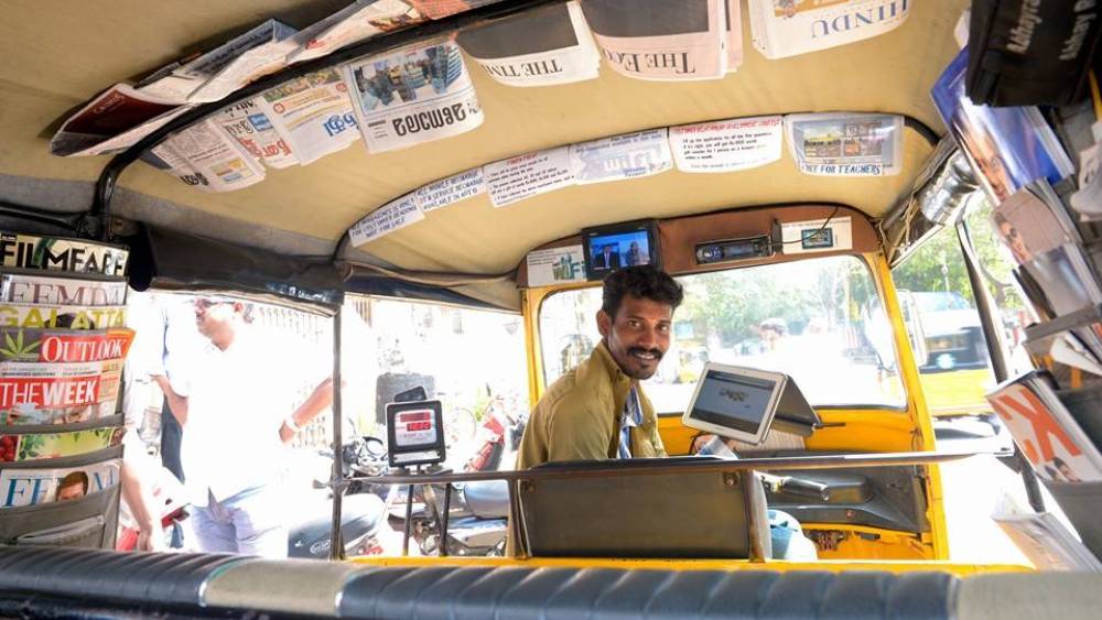 আন্নার ‘অটোরাইড’-এর বিশেষত্ব তাঁর অতিরিক্ত পরিষেবা। সাধারণ হলুদ-সবুজ অটোর ভিতরে যাত্রীদের জন্য থাকে মনোরঞ্জনের নানা ব্যবস্থা।