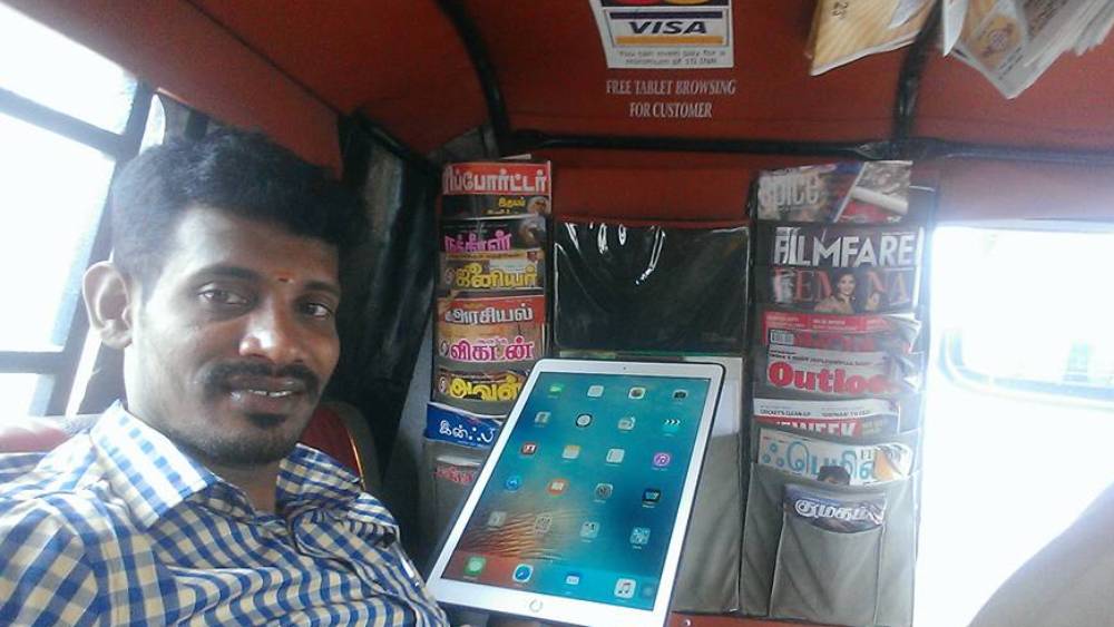 খবরের কাগজ, দেশি-বিদেশি পত্রিকা, ওয়াই-ফাই, ল্যাপটপ, ট্যাবলেট, ছোট টেলিভিশন, এমনকি যাত্রীদের জন্য চিপস, স্ন্যাকস, জল, কফি, ডাবের জলের ব্যবস্থাও থাকে আন্নার অটোতে। আর এই সমস্ত পরিষেবা আন্নার গ্রাহকেরা পান সম্পূর্ণ বিনামূল্যে। করোনা পরিস্থিতিতে তাঁর সঙ্গে জুড়েছে মাস্ক এবং স্যানিটাইজারের ব্যবস্থাও।