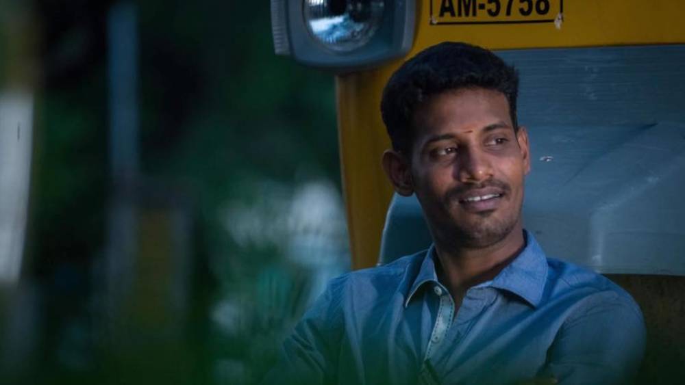 তথাকথিত চাকচিক্যহীন পরিবহণের মাধ্যম অটো। মূলত পকেট বান্ধব আর দ্রুত গন্তব্যে পৌঁছনোর মাধ্যম হিসেবেই এর জনপ্রিয়তা। এক ঘণ্টারও কম সময়ের এই যাত্রাপথকে সীমিত যাত্রীদের নিয়ে উন্নত করার কথা ভাবলেন কী ভাবে? আর সব অটো ছেড়ে তাঁর অটোতে ওঠার চাহিদা-ই বা বেশি কেন? বক্তৃতা বা আলোচনার মঞ্চে প্রায়শই এমন প্রশ্ন শুনতে হয় আন্নাকে।