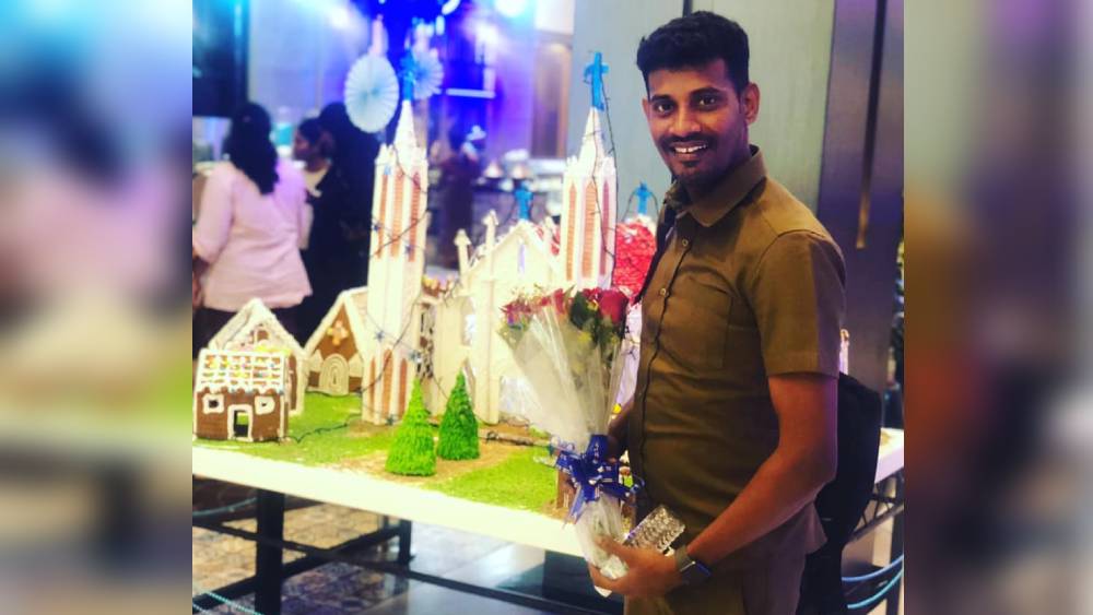 কিন্তু ছাতা ফেরত আসে কী করে? আন্না জানাচ্ছেন, বেশ কিছু দোকানের সঙ্গে এ ব্যাপারে অলিখিত চুক্তি আছে তাঁর। যে যাত্রীরা ছাতা নিলেন তাঁর আবার অটোতে না-ও উঠতে পারেন। সে ক্ষেত্রে কাছাকাছি দোকানে ছাতা জমা দিতে পারেন তাঁরা।