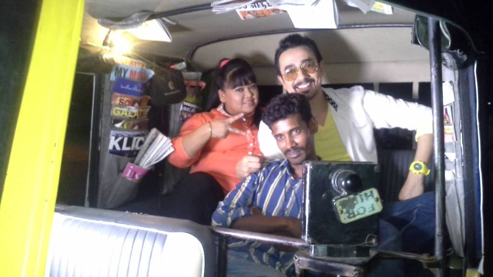 কিন্তু ছাতা কি ফেরত আসে? আন্না জানাচ্ছেন, আসে। দীর্ঘ দিন অটো চালিয়ে যাত্রীদের সঙ্গে কথা বলে তাঁর মনে হয়েছে, মানুষ স্বভাবগত ভাবে আসলে ভালই। যদি তাঁদের ভাল কাজ করার সুযোগ দেওয়া হয়, তবে তাঁরা সাধারণত বিপথে যান না।