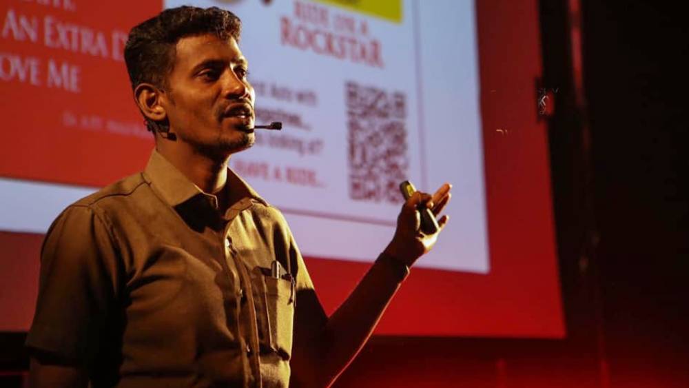 শিক্ষকদের জন্য তাঁর মনে অসীম শ্রদ্ধা। যে কোনও সময়ে, যে কোনও দিনে শিক্ষকেরা বিনামূল্যে সফর করতে পারেন আন্নার অটোয়। আন্না বলেন, ‘‘শিক্ষকেরাই তো চিকিৎসক, ইঞ্জিনিয়ার, বৈজ্ঞানিক, আইনজীবী বা সাংবাদিকদের গড়ে তোলেন। তাঁদের এ ভাবেই সম্মান জানাই আমি।’’