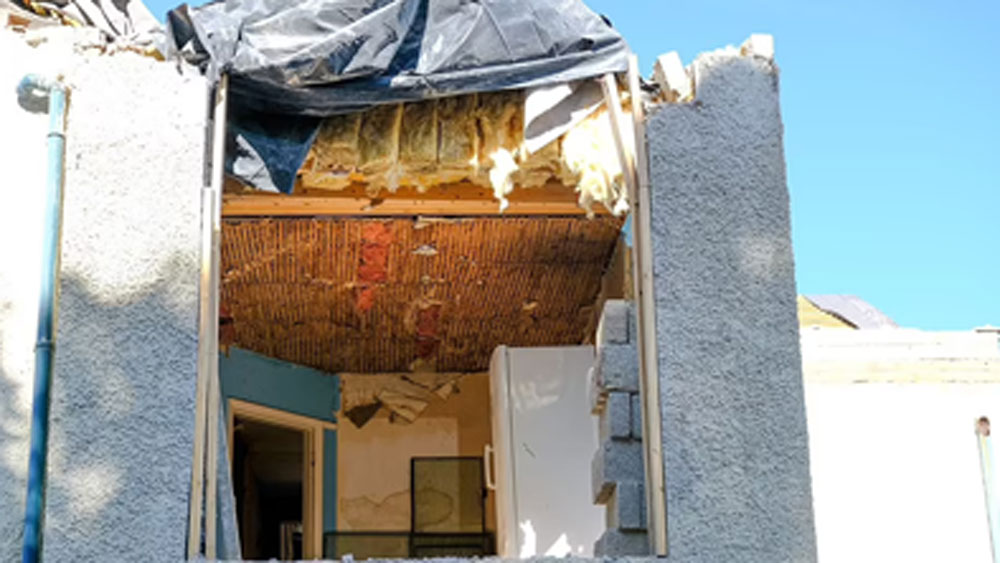 জে-র সঙ্গে এই টাকা নিয়ে মিস্তির বাকবিতণ্ডা হয় একাধিক বার। জে টাকা দিতে রাজি না হওয়ায় তাঁর সঙ্গে কথা কাটাকাটি ছাড়া মিস্ত্রি আর কিছু করতেও পারছিলেন না।