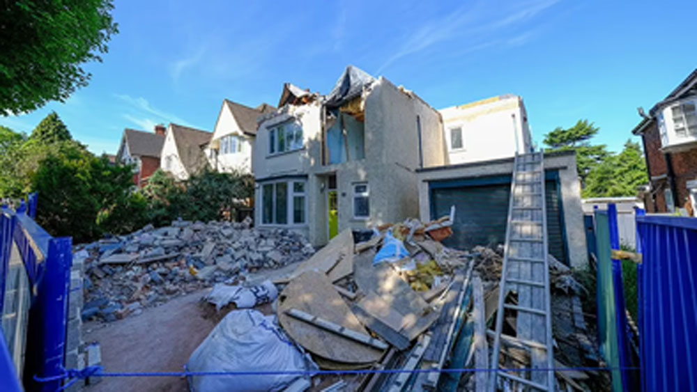 বাড়ির ছাদ, বর্ধিত অংশ-সহ অনেকটাই ভেঙে দেন তিনি। এ খবর জে-র কানে পৌঁছেছে। তিনি পুলিশের সঙ্গে যোগাযোগও করেছেন। তবে তাতে কোনও কাজ হয়নি বলে জে-র দাবি।